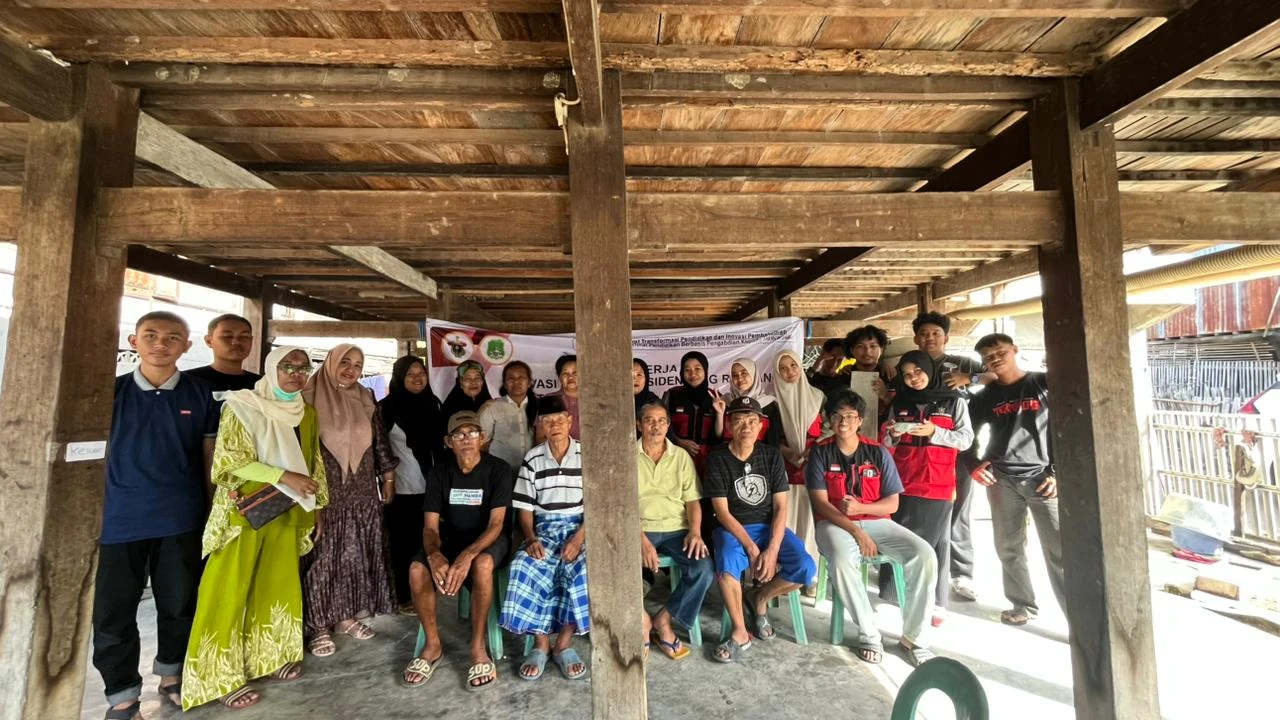 Kebersamaan mahasiswa KKN-T Universitas Hasanuddin dan warga Kelurahan Amparita usai sosialisasi pemanfaatan sekam padi, sebagai langkah kolektif mengubah limbah pertanian menjadi sumber energi alternatif dan solusi lingkungan berkelanjutan.